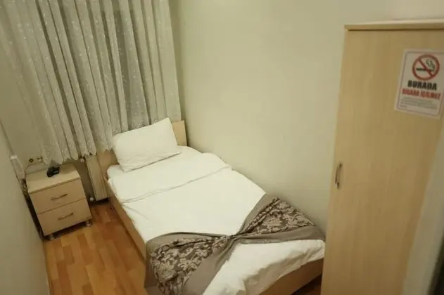 Standart Oda, Kara Tarafı