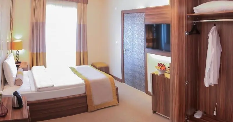Triple, Şehir Manzaralı