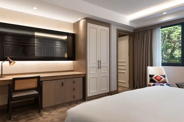Suite, 1 King Bed with Sofa bed, Courtyard View