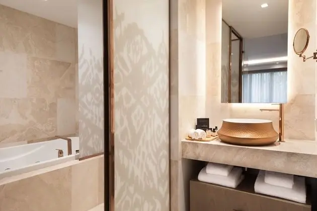 Suite, 1 King Bed with Sofa bed, Courtyard View