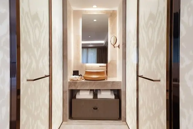 Suite, 1 King Bed with Sofa bed, Courtyard View