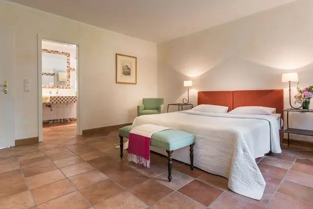 Junior Tek Büyük veya İki Ayrı Yataklı Oda