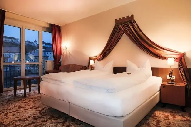 Tek Büyük Yataklı Oda (Castle View)