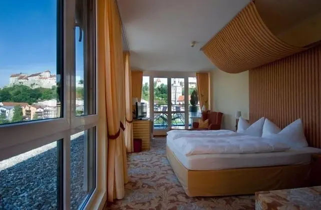 Tek Büyük Yataklı Oda (Castle View)