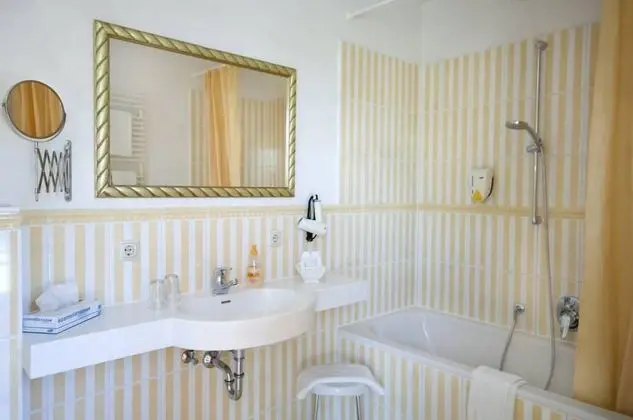 Tek Büyük Yataklı Oda (Castle View)