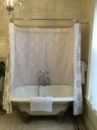 Oda, Özel Banyo (T.C. Burke)