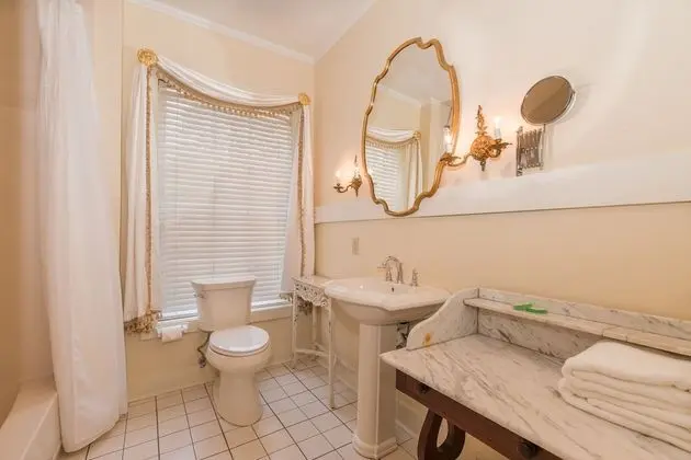 Oda, Özel Banyo (The Clara Room)