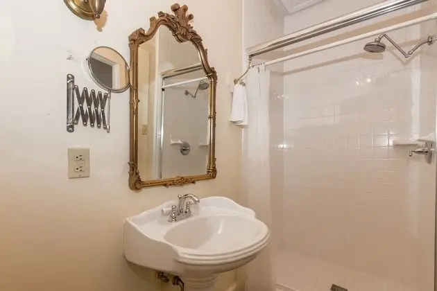 Oda, Özel Banyo (The Douglas Room)