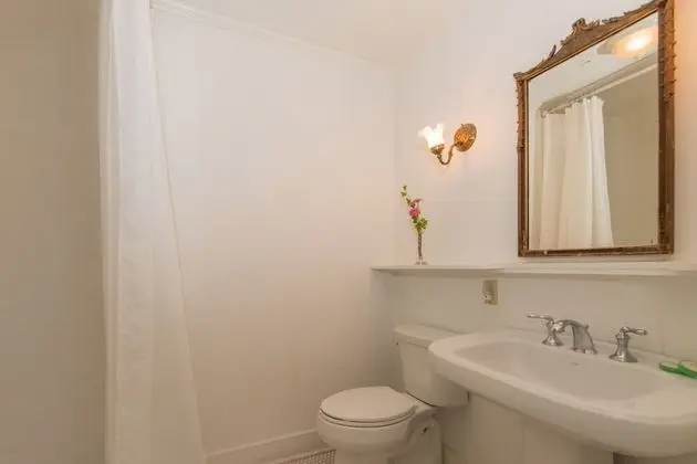 Oda, Özel Banyo (The Lucy Room)