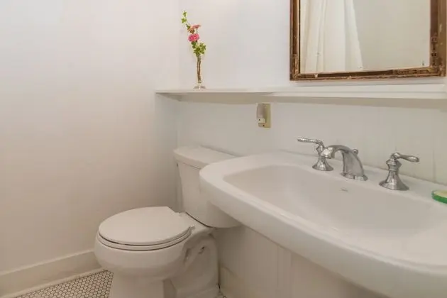 Oda, Özel Banyo (The Lucy Room)