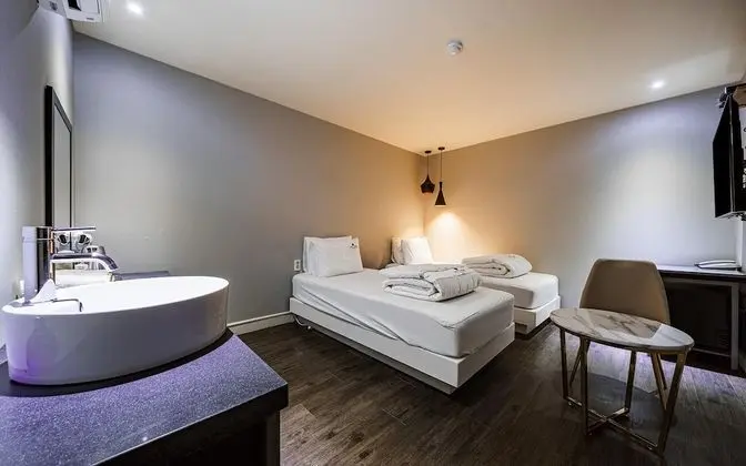 Oda (Twin (2 Single Beds TV Netflix Availa)