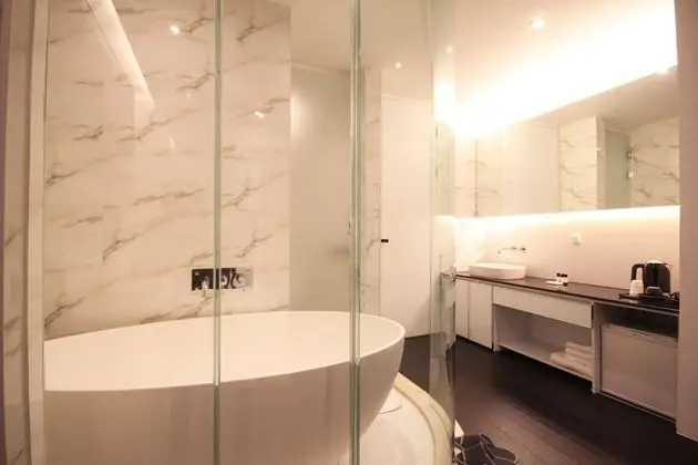 Oda (Deluxe (Free Netflix watching))