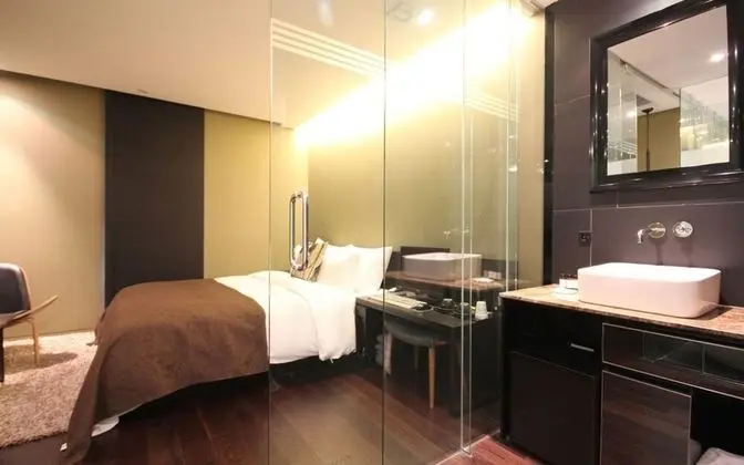 Oda (Deluxe (Free Netflix watching))