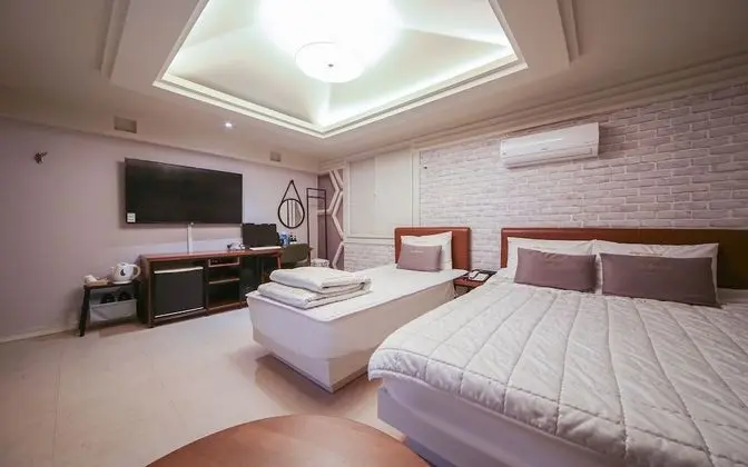 Oda (Twin (NETFLIX free use))