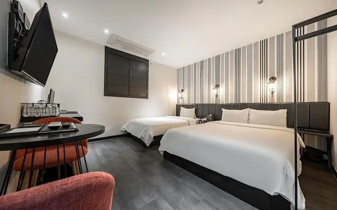 Oda (Twin (Netflix viewing + double bed + )