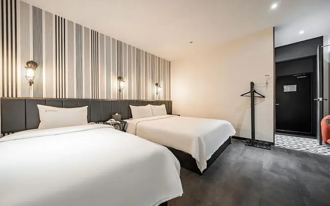 Oda (Twin (Netflix viewing + double bed + )