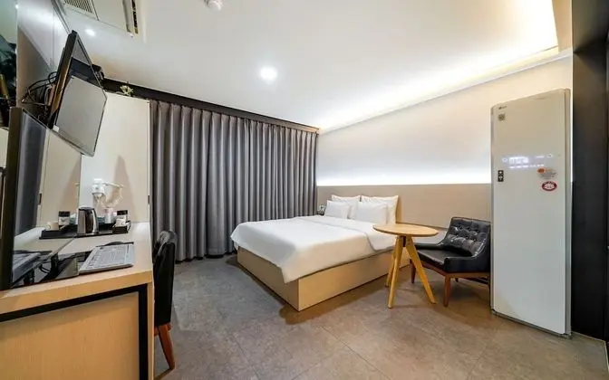 Oda (Deluxe (stylers available Netflix ava)