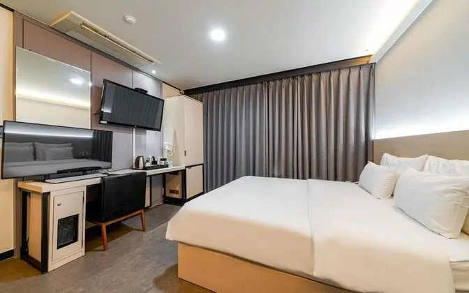 Oda (Deluxe (stylers available Netflix ava)