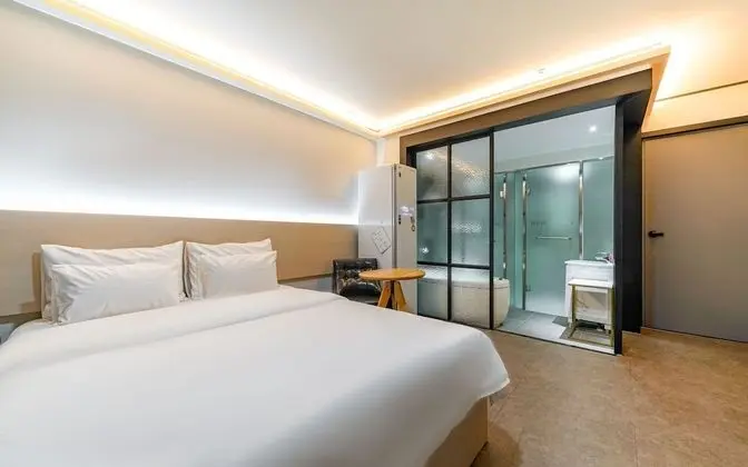 Oda (Deluxe (stylers available Netflix ava)