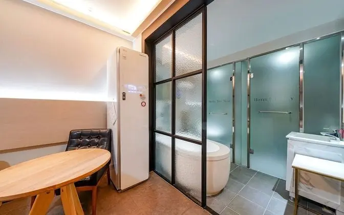 Oda (Deluxe (stylers available Netflix ava)