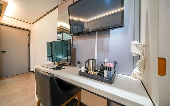 Oda (Deluxe (stylers available Netflix ava)