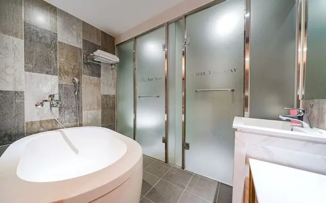 Oda (Deluxe (stylers available Netflix ava)