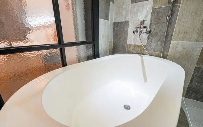 Oda (Deluxe (stylers available Netflix ava)