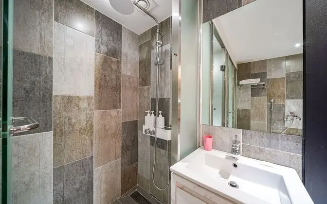 Oda (Deluxe (stylers available Netflix ava)