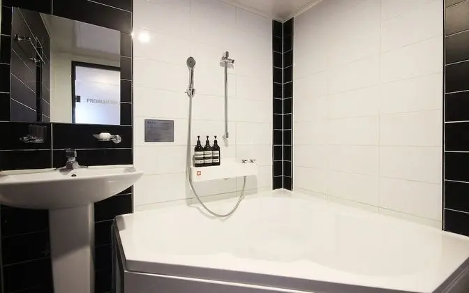 Oda (Deluxe (free Netflix available))