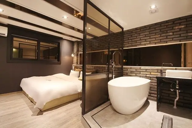 Oda (Premium (free Netflix available))