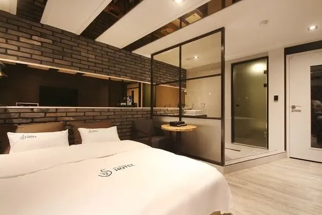 Oda (Premium (free Netflix available))