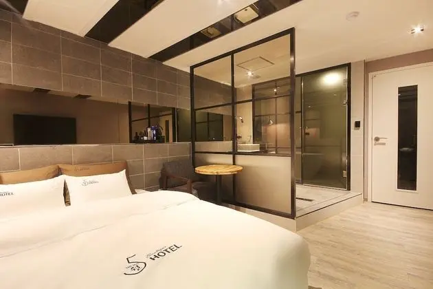 Oda (Premium (free Netflix available))