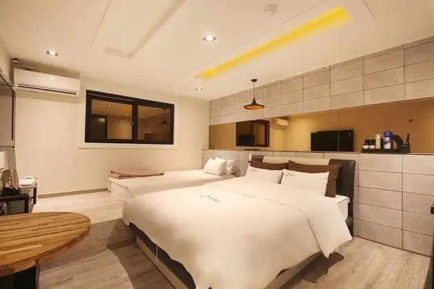 Oda (Twin (free Netflix available))