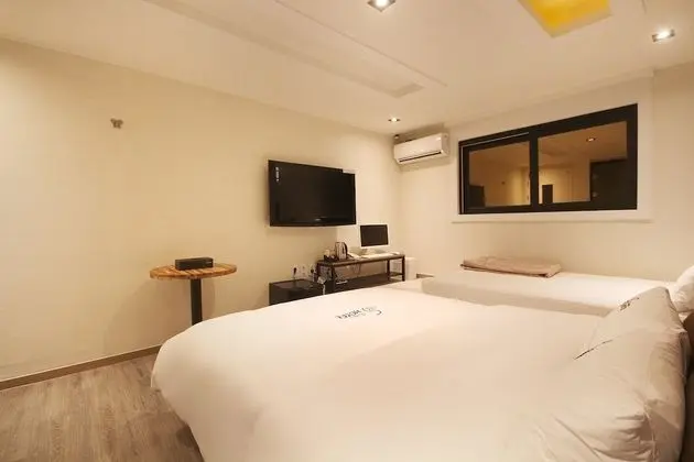 Oda (Twin (free Netflix available))