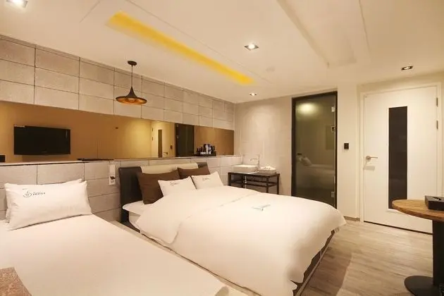 Oda (Twin (free Netflix available))