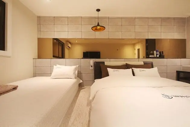 Oda (Twin (free Netflix available))