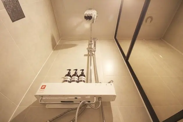 Oda (Twin (free Netflix available))