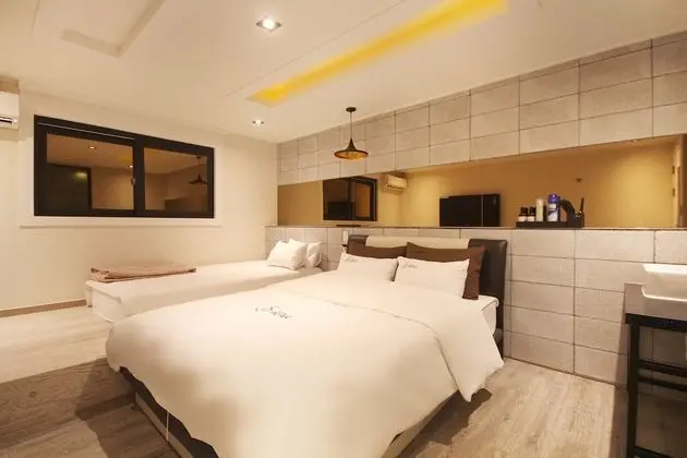 Oda (Twin (free Netflix available))