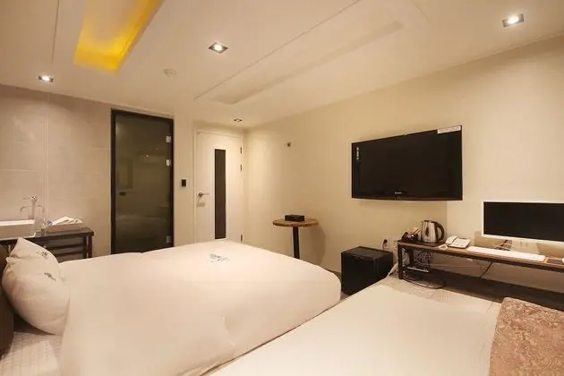 Oda (Twin (free Netflix available))