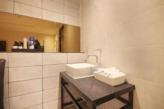 Oda (Twin (free Netflix available))