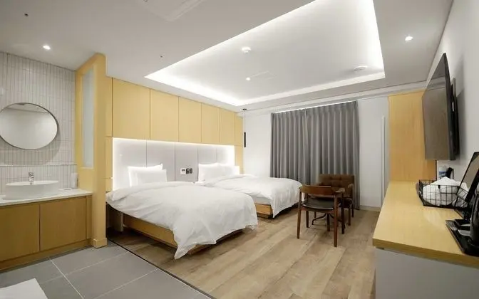 Oda (Deluxe Twin (Netflix Available Free B)