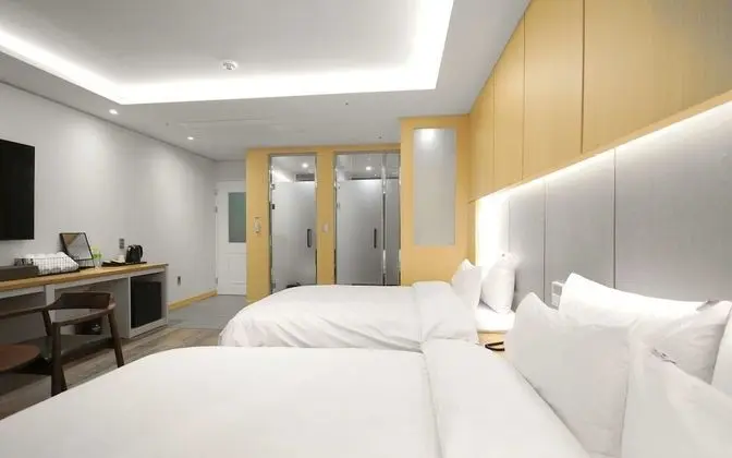 Oda (Deluxe Twin (Netflix Available Free B)