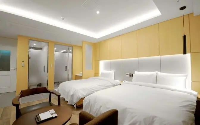 Oda (Deluxe Twin (Netflix Available Free B)