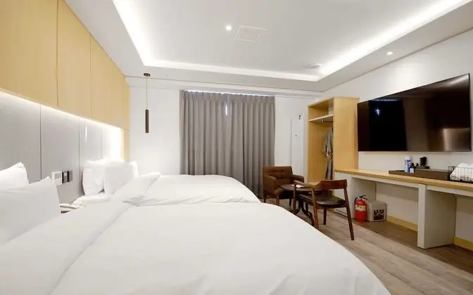 Oda (Deluxe Twin (Netflix Available Free B)