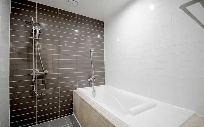 Oda (Deluxe Twin (Netflix Available Free B)