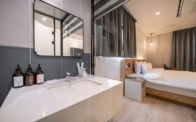 Oda (Superior Deluxe (Netflix Available Fr)