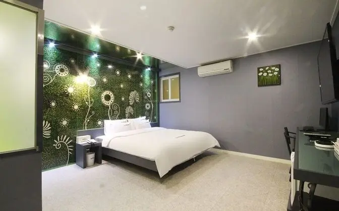 Oda (Premium (Netflix Available on TV))