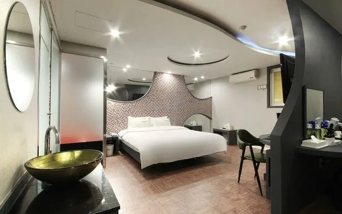 Oda (Superior (Netflix Available on TV))