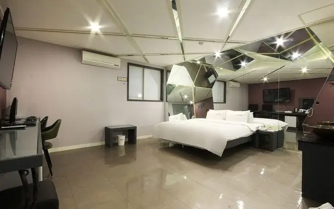 Oda (Superior (Netflix Available on TV))