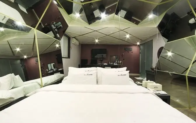 Oda (Superior (Netflix Available on TV))